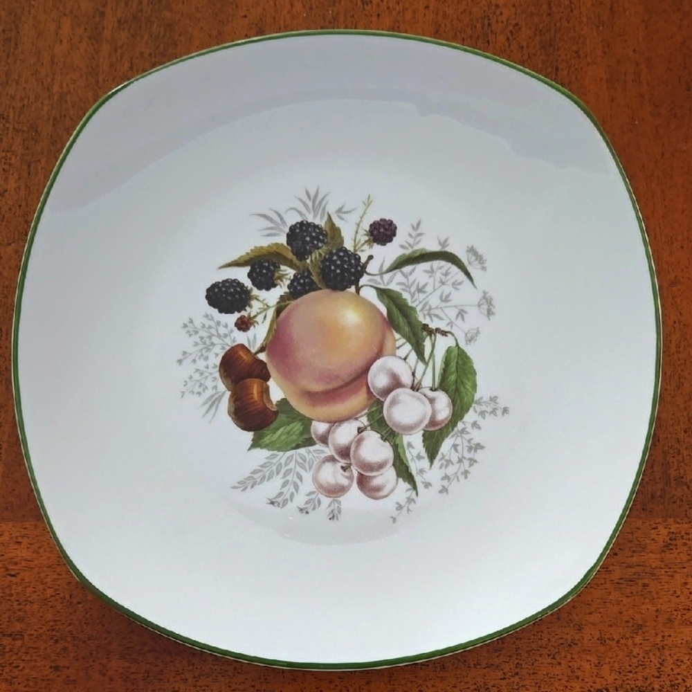 Hutschenreuther Elegant‎ Fruit Design Plate w Green Rim